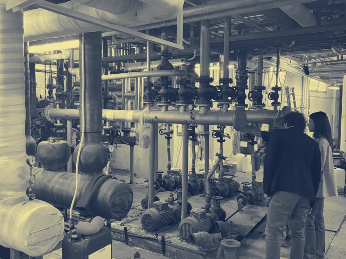 Locale tecnico di una centrale: impianti, tubazioni e valvole per l'efficienza energetica degli edifici (1)