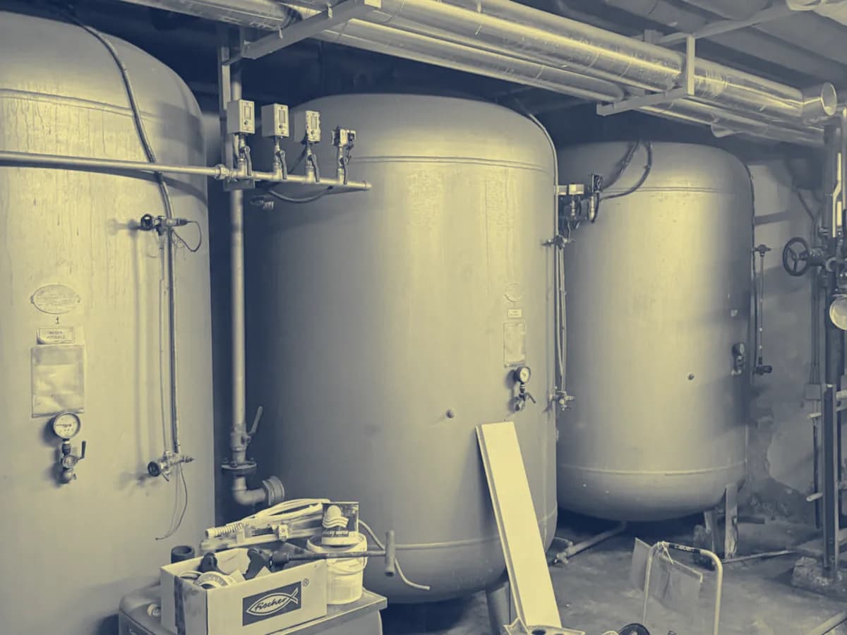 Locale tecnico di una centrale: impianti, tubazioni e valvole per l'efficienza energetica degli edifici (2)